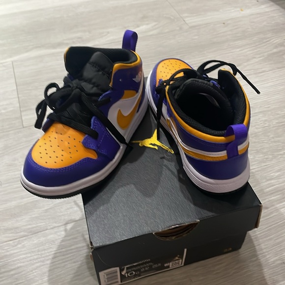 Jordan 1 Mid - Picture 2 of 2